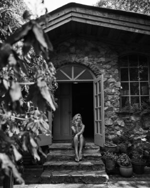 Jennifer Hoffman Instagram - Mezelf bloot gegeven. Per foto en per brief. 
In het boek @dearfutureme 
Photo: @jaspersuyk