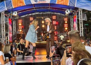 Jennifer Nettles Instagram - Just a little warm up for tour.. Loved singing on the @todayshow with @littlebigtown! Get your tickets now for the Take Me Home tour! ❤️