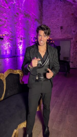 Jennings Brower Instagram - Rhysand has landed in London💜🦇📚

#acotar #rhysand #acourtofthornsandroses #gauntletsandgownsevents #booktok