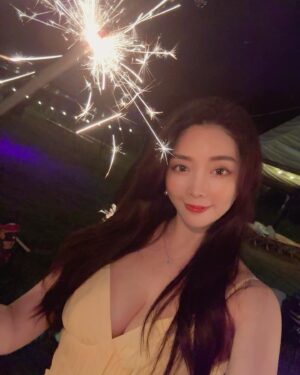 Jenny Cheng Instagram - 💛🧡
這裡太美了彷彿置身在仙境
謝謝晨熙和小酷🦁生日邀請
大家一起入住豪華露營✨
@jungletaoyuan 真的💯
帶著過夜的衣物、用品即可
就可以輕鬆美美的入住泡泡帳篷
房間有廁所、沙發區還有梳妝台
在房間和室友們聊天也好chill😌

晚餐有火鍋也有燒烤可以享用
完全不用準備吃飯的食材超棒的
超適合懶人和工作忙碌的人😆
白天與晚上不同氛圍我都好喜歡

晚上大家在一起營火晚會
一起玩仙女棒🪄超浪漫
祝🦁寶寶晨熙和小酷
@jellyc820 @kk0819 
生日快樂🎂願望都要成真🌟
不好的人事物、血光之災都過去
叢林開始、重新出發一切順心❤️

#glamping #trip #vibes #birthdayparty