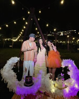 Jenny Cheng Instagram - 💛🧡
這裡太美了彷彿置身在仙境
謝謝晨熙和小酷🦁生日邀請
大家一起入住豪華露營✨
@jungletaoyuan 真的💯
帶著過夜的衣物、用品即可
就可以輕鬆美美的入住泡泡帳篷
房間有廁所、沙發區還有梳妝台
在房間和室友們聊天也好chill😌

晚餐有火鍋也有燒烤可以享用
完全不用準備吃飯的食材超棒的
超適合懶人和工作忙碌的人😆
白天與晚上不同氛圍我都好喜歡

晚上大家在一起營火晚會
一起玩仙女棒🪄超浪漫
祝🦁寶寶晨熙和小酷
@jellyc820 @kk0819 
生日快樂🎂願望都要成真🌟
不好的人事物、血光之災都過去
叢林開始、重新出發一切順心❤️

#glamping #trip #vibes #birthdayparty