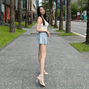 Jenny Cheng Instagram - 💗
最近愛上Y2K style
這樣的飛天小女警給過嗎

上衣 @wave_shine 
高跟涼鞋 @amaitw
