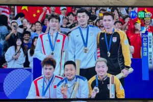 Jenny Cheng Instagram - 贏了🙌
天啊看得好緊張！心臟快跳出來了
那個球速我光看都快要來不及了
怎麼辦到的真的太強了！太帥了🏅
謝謝麟洋隊台灣之光✨我看得好激動

雙方分數咬的很緊！防守都很厲害
強者與強者的比賽！贏得很不容易
讓我們眼睛跟心臟都快負荷不了了
謝謝麒洋的黃金組合的努力🏸
謝謝你們為我們拿下第一面金牌🏅
當你們贏的那刻真的跳起來尖叫❤️
謝謝你們讓我們聽到久違的國旗歌
現場的大家唱著歌我在家直接眼眶泛淚🥹
謝謝你們的堅持、沈穩、防守到最後一刻
奧運史上第一次二連霸的羽球男雙組合🏸

@chilinwang  @leeyang0812

#olympics #奧運 #奧運羽球男雙金牌二連霸 #麒洋羽球奪金🥇