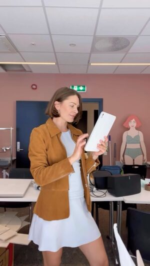 Jenny Skavlan Instagram - Da jeg hadde første arbeidsdag i fjor kapitulerte jeg. Kroppen verket, hjertet hamret og hodet snurret. Og jeg som hadde nærmest ligget langflat, meditert og vært mobilfri hele sommeren, jeg måtte pakke sakene og dra hjem. Den hektiske våren og livet generelt tok meg igjen. Jeg måtte ta en pause- og ble så skuffa. 

Derfor var det ekstra deilig å vende tilbake på jobb i går og kjenne at dette ikke skulle skje i år igjen! Selv om jeg merker at jeg er et annet sted, var jeg redd dette bare var noe jeg dreiv med på høsten. At jeg ikke klarer å restarte. 

Det har krevd masse jobb et helt år. Jeg har jo hatt et høyt tempo på jobb som jeg elsker, men vært mye mer bevisst på eget hode og hvordan kroppen sier ifra. De siste årene har inneholdt flere belastninger av privat karakter- og  det kunne jeg visst ikke bare skyve vekk. 

Jeg har tidligere ikke trodd hodet og kroppen snakker sammen. Men DET gjør de! Jeg har stoppet opp litt oftere og gransket eget hode og kropp og prioritert annerledes.

Jeg har lært masse om bra og dårlige sider ved meg selv og synes det er superinteressant hvordan vi er i konstant utvikling og kan feildefinere oss selv som beskyttelse. Typ; jeg finnes ikke følsom, og jeg er ikke typen som går på veggen. 

Jeg har ikke funnet en perfekt balanse, men pulsen er stabil og jeg gleder meg til å ta fatt på høsten. Det er et godt tegn!