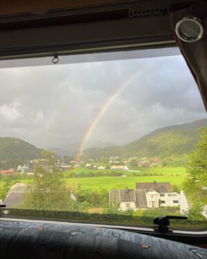 Jenny Skavlan Instagram - ⛺️🚍Oppsummering bobilferie: Jeg har alltid trodd at jeg må slappe av så mye som mulig for å hente meg inn fra en intens jobbhverdag- ligge mest mulig flatt med en bok. Men nå har jeg oppdaget hvordan hodet kobler av på eventyrferie! Nye opplevelser men den lille gjengen min- masse natur, digg mat og få ting. Et aktivt hode- bare koblet på noe annet. Og DET var avslappende det! 

Favorittplassene var @hoveleirsenter og @lomsesanden_opplevelser rolige plasser med vill natur og masse morsomme opplevelser rett utenfor bibildøren. 

Også har jeg lært at noen har septiktanker som fungerer som trillekofferter! 🛄🧠💥 Det ser ut som at de skal ut å fly med 💩 til hele familien.