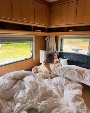 Jenny Skavlan Instagram - ⛺️🚍Oppsummering bobilferie: Jeg har alltid trodd at jeg må slappe av så mye som mulig for å hente meg inn fra en intens jobbhverdag- ligge mest mulig flatt med en bok. Men nå har jeg oppdaget hvordan hodet kobler av på eventyrferie! Nye opplevelser men den lille gjengen min- masse natur, digg mat og få ting. Et aktivt hode- bare koblet på noe annet. Og DET var avslappende det! 

Favorittplassene var @hoveleirsenter og @lomsesanden_opplevelser rolige plasser med vill natur og masse morsomme opplevelser rett utenfor bibildøren. 

Også har jeg lært at noen har septiktanker som fungerer som trillekofferter! 🛄🧠💥 Det ser ut som at de skal ut å fly med 💩 til hele familien.