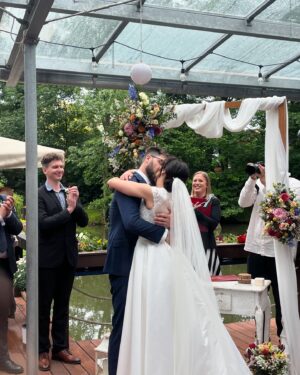 Jenovéfa Boková Instagram - V červnu jsme ještě byli na dvou krásných svatbách! 
Děkujeme a buďte všichni šťastní 🫶🏻🥂🕊️