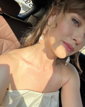 Jenovéfa Boková Instagram - Ve 13:30 jsem opocená, unavená dobalovala, Ellinka mi to hned z kufru všechno vybalovala, já měla několik "break downů", že nepojedu, že proč a nač a že to stejně nestihnem!

V 16:10 sedám do křesla v @elleczech a začnou o mě pečovat čarodějky @hristinageorgievska a @mirka_mysicka a mně začíná být dobře. Pak mě do šatů snů oblékne @martinkohout_ za pomoci @miraromaniv , nasadím snové naušnice a prsten od @dick____wolf , napít, vyčůrat a za hodinu a půl se vyráží na zahájení.

Děkuju vám moji milí, že jste se o mě tak hezky starali, a že si před vámi člověk nemusí na nic hrát.
A nejvíc děkuju mému milovanému Adamovi  a Ellince, že jste tak skvělí a maminka se mohla "vyvenčit" bez výčitek 🫶🏻

Tak za rok...a to se mi určitě konečně povede přijet včas a všechno budu stíhat v klidu 😅🙏🏻