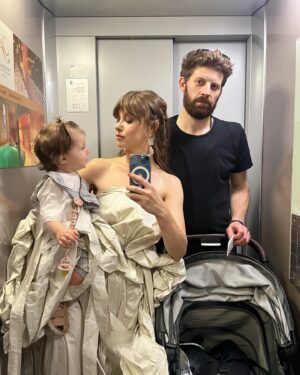 Jenovéfa Boková Instagram - Ve 13:30 jsem opocená, unavená dobalovala, Ellinka mi to hned z kufru všechno vybalovala, já měla několik "break downů", že nepojedu, že proč a nač a že to stejně nestihnem!

V 16:10 sedám do křesla v @elleczech a začnou o mě pečovat čarodějky @hristinageorgievska a @mirka_mysicka a mně začíná být dobře. Pak mě do šatů snů oblékne @martinkohout_ za pomoci @miraromaniv , nasadím snové naušnice a prsten od @dick____wolf , napít, vyčůrat a za hodinu a půl se vyráží na zahájení.

Děkuju vám moji milí, že jste se o mě tak hezky starali, a že si před vámi člověk nemusí na nic hrát.
A nejvíc děkuju mému milovanému Adamovi  a Ellince, že jste tak skvělí a maminka se mohla "vyvenčit" bez výčitek 🫶🏻

Tak za rok...a to se mi určitě konečně povede přijet včas a všechno budu stíhat v klidu 😅🙏🏻