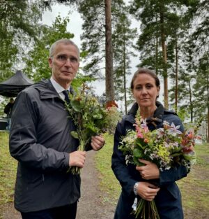 Jens Stoltenberg Instagram - I år regnet det for første gang på Utøya den 22. juli siden den fredagen for 13 år siden, da regnet aldri tok slutt. 

Slik kom minnene om alle vi mistet enda litt sterkere frem. Og slik hviler ansvaret for at vi fortsetter å huske dem litt tyngre på oss alle.

Tonje og jeg var blant dem som markerte dagen på Utøya. I sorg og i savn, men også i dyp takknemlighet, med det samme løftet;

Aldri tie, aldri glemme.