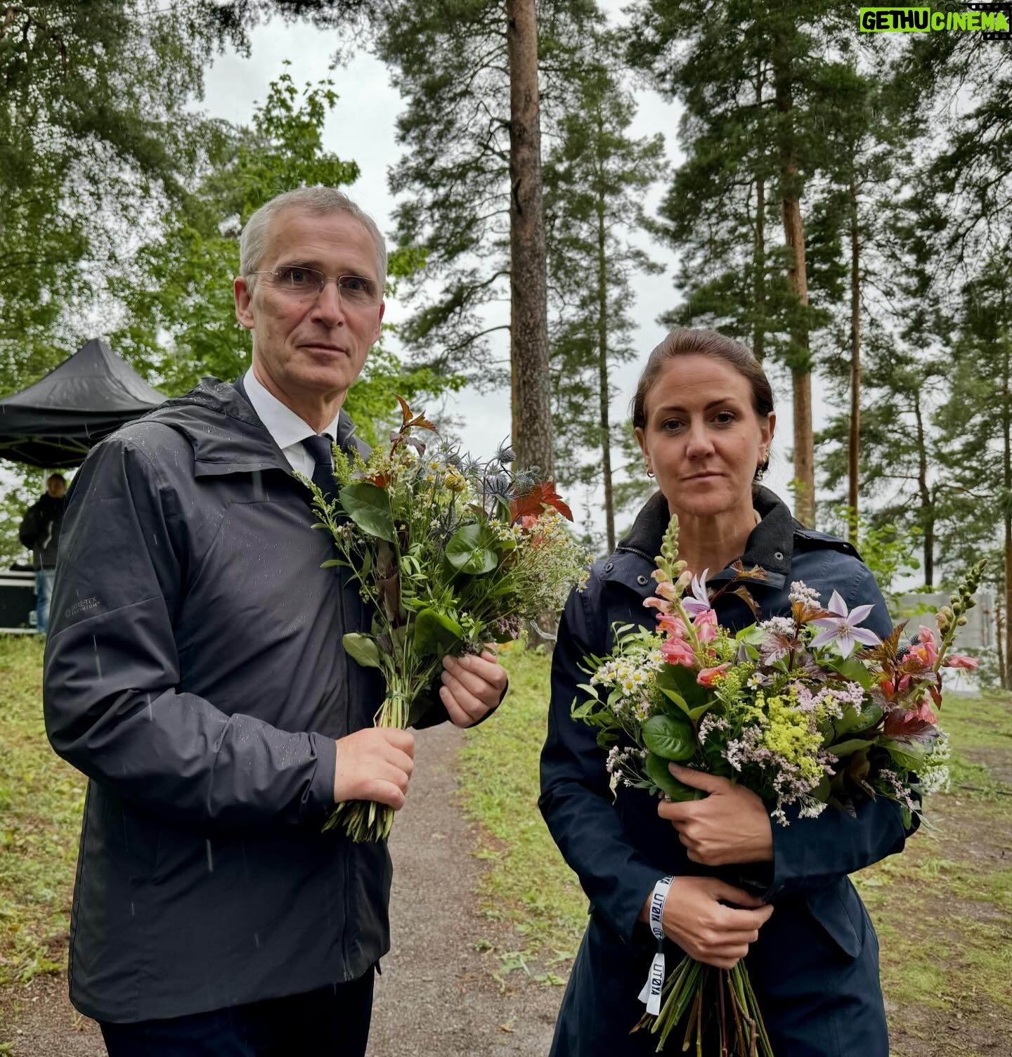 Jens Stoltenberg - 28.5K Likes - I år regnet det for første gang på Utøya den 22. juli siden den fredagen for 13 år siden, da regnet aldri tok slutt.
Slik kom minnene om alle vi mistet enda litt sterkere frem. Og slik hviler ansvaret for at vi fortsetter å huske dem litt tyngre på oss alle.
Tonje og jeg var blant dem som markerte dagen på Utøya. I sorg og i savn, men også i dyp takknemlighet, med det samme løftet;
Aldri tie, aldri glemme.