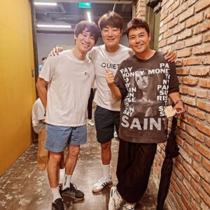 Jeon Hyun-moo Instagram - 연극 <꽃,별이 지나>
평면의 무대가 압도적 연기와 기발한 연출로 무한한 입체감을 갖게 되다

내친구 진선규 배우와 형같은 동생 이희준 배우
그냥 보물같은 생활연기의 달인들 리스펙♡

18일(목) 밤 9시 현무카세 손님들 ENA & NETFLIX

#꽃별이지나 #진선규 #이희준