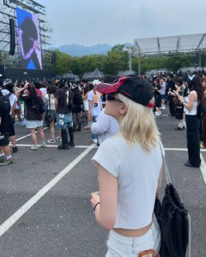 Jeon So-mi Instagram - Tyla told me to keep my blonde 🧝‍♀️
(@armaniblanco where our selfie at)