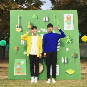 Jeong Dong-hwan Instagram - .
1년 만의 무대, 그리웠던 페스티벌의 공기, 보고 싶었던 많은 사람들, 오랜만에 들려드린 반가운 곡들과 새로운 편곡, 그리고 정말 너~무 보고 싶던 로망이 여러분과 함께해주신 모든 분들~! 감사합니다. 고마워요🙂 무대에 올라가기 몇 분 전까지도 떨렸던 손이 민석이의 '소리 질러'를 듣고 바로 풀렸으며, 많은 분들의 환호소리에 큰 기쁨과 용기를 얻어 무사히 마치게 되었어요~!
.
2015년 어느 날 지금의 저희를 있게 해준 곳들 중 '에반스라운지'에서 스무 분이 채 안 되는 로망이 여러분들을 모시고 GMF 헤드라이너로 꼭 무대에 서겠다고 말씀드린 적이 있어요. 4년간 함께해주신 수많은 분들, 저희에게 이런 날이 오네요.. 정말 감사하고 또 감사합니다..
.
이제 콘서트를 앞두고 있어요! 우리 못했던 이야기들 그곳에서 나눠요🙂 함께해준 유성형, 주영이, 기훈이, 지웅이, 솔이, 동민이, 올림픽공원 최후의 영웅이자 마지막 주인공 MPMG 식구들, 기다려주신 반가운 로망이들, 그리고 정~말 맛있는 킹크랩 사준 진한 동반자 민석아! 고맙습니다! 설레는 마음으로 공연장에서 만나요😄

#감사 #인사 #킹크랩은가락시장