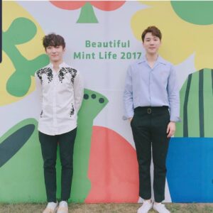Jeong Dong-hwan Instagram - .
1년 만의 무대, 그리웠던 페스티벌의 공기, 보고 싶었던 많은 사람들, 오랜만에 들려드린 반가운 곡들과 새로운 편곡, 그리고 정말 너~무 보고 싶던 로망이 여러분과 함께해주신 모든 분들~! 감사합니다. 고마워요🙂 무대에 올라가기 몇 분 전까지도 떨렸던 손이 민석이의 '소리 질러'를 듣고 바로 풀렸으며, 많은 분들의 환호소리에 큰 기쁨과 용기를 얻어 무사히 마치게 되었어요~!
.
2015년 어느 날 지금의 저희를 있게 해준 곳들 중 '에반스라운지'에서 스무 분이 채 안 되는 로망이 여러분들을 모시고 GMF 헤드라이너로 꼭 무대에 서겠다고 말씀드린 적이 있어요. 4년간 함께해주신 수많은 분들, 저희에게 이런 날이 오네요.. 정말 감사하고 또 감사합니다..
.
이제 콘서트를 앞두고 있어요! 우리 못했던 이야기들 그곳에서 나눠요🙂 함께해준 유성형, 주영이, 기훈이, 지웅이, 솔이, 동민이, 올림픽공원 최후의 영웅이자 마지막 주인공 MPMG 식구들, 기다려주신 반가운 로망이들, 그리고 정~말 맛있는 킹크랩 사준 진한 동반자 민석아! 고맙습니다! 설레는 마음으로 공연장에서 만나요😄

#감사 #인사 #킹크랩은가락시장