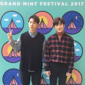Jeong Dong-hwan Instagram - .
1년 만의 무대, 그리웠던 페스티벌의 공기, 보고 싶었던 많은 사람들, 오랜만에 들려드린 반가운 곡들과 새로운 편곡, 그리고 정말 너~무 보고 싶던 로망이 여러분과 함께해주신 모든 분들~! 감사합니다. 고마워요🙂 무대에 올라가기 몇 분 전까지도 떨렸던 손이 민석이의 '소리 질러'를 듣고 바로 풀렸으며, 많은 분들의 환호소리에 큰 기쁨과 용기를 얻어 무사히 마치게 되었어요~!
.
2015년 어느 날 지금의 저희를 있게 해준 곳들 중 '에반스라운지'에서 스무 분이 채 안 되는 로망이 여러분들을 모시고 GMF 헤드라이너로 꼭 무대에 서겠다고 말씀드린 적이 있어요. 4년간 함께해주신 수많은 분들, 저희에게 이런 날이 오네요.. 정말 감사하고 또 감사합니다..
.
이제 콘서트를 앞두고 있어요! 우리 못했던 이야기들 그곳에서 나눠요🙂 함께해준 유성형, 주영이, 기훈이, 지웅이, 솔이, 동민이, 올림픽공원 최후의 영웅이자 마지막 주인공 MPMG 식구들, 기다려주신 반가운 로망이들, 그리고 정~말 맛있는 킹크랩 사준 진한 동반자 민석아! 고맙습니다! 설레는 마음으로 공연장에서 만나요😄

#감사 #인사 #킹크랩은가락시장