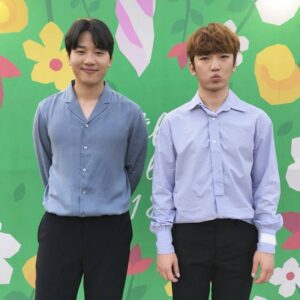 Jeong Dong-hwan Instagram - .
1년 만의 무대, 그리웠던 페스티벌의 공기, 보고 싶었던 많은 사람들, 오랜만에 들려드린 반가운 곡들과 새로운 편곡, 그리고 정말 너~무 보고 싶던 로망이 여러분과 함께해주신 모든 분들~! 감사합니다. 고마워요🙂 무대에 올라가기 몇 분 전까지도 떨렸던 손이 민석이의 '소리 질러'를 듣고 바로 풀렸으며, 많은 분들의 환호소리에 큰 기쁨과 용기를 얻어 무사히 마치게 되었어요~!
.
2015년 어느 날 지금의 저희를 있게 해준 곳들 중 '에반스라운지'에서 스무 분이 채 안 되는 로망이 여러분들을 모시고 GMF 헤드라이너로 꼭 무대에 서겠다고 말씀드린 적이 있어요. 4년간 함께해주신 수많은 분들, 저희에게 이런 날이 오네요.. 정말 감사하고 또 감사합니다..
.
이제 콘서트를 앞두고 있어요! 우리 못했던 이야기들 그곳에서 나눠요🙂 함께해준 유성형, 주영이, 기훈이, 지웅이, 솔이, 동민이, 올림픽공원 최후의 영웅이자 마지막 주인공 MPMG 식구들, 기다려주신 반가운 로망이들, 그리고 정~말 맛있는 킹크랩 사준 진한 동반자 민석아! 고맙습니다! 설레는 마음으로 공연장에서 만나요😄

#감사 #인사 #킹크랩은가락시장