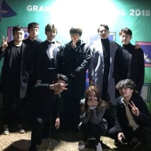 Jeong Dong-hwan Instagram - .
1년 만의 무대, 그리웠던 페스티벌의 공기, 보고 싶었던 많은 사람들, 오랜만에 들려드린 반가운 곡들과 새로운 편곡, 그리고 정말 너~무 보고 싶던 로망이 여러분과 함께해주신 모든 분들~! 감사합니다. 고마워요🙂 무대에 올라가기 몇 분 전까지도 떨렸던 손이 민석이의 '소리 질러'를 듣고 바로 풀렸으며, 많은 분들의 환호소리에 큰 기쁨과 용기를 얻어 무사히 마치게 되었어요~!
.
2015년 어느 날 지금의 저희를 있게 해준 곳들 중 '에반스라운지'에서 스무 분이 채 안 되는 로망이 여러분들을 모시고 GMF 헤드라이너로 꼭 무대에 서겠다고 말씀드린 적이 있어요. 4년간 함께해주신 수많은 분들, 저희에게 이런 날이 오네요.. 정말 감사하고 또 감사합니다..
.
이제 콘서트를 앞두고 있어요! 우리 못했던 이야기들 그곳에서 나눠요🙂 함께해준 유성형, 주영이, 기훈이, 지웅이, 솔이, 동민이, 올림픽공원 최후의 영웅이자 마지막 주인공 MPMG 식구들, 기다려주신 반가운 로망이들, 그리고 정~말 맛있는 킹크랩 사준 진한 동반자 민석아! 고맙습니다! 설레는 마음으로 공연장에서 만나요😄

#감사 #인사 #킹크랩은가락시장