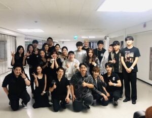 Jeong Dong-hwan Instagram - 오랜 감동, 깊은 여운이 남는 대장님의 공연이 끝났어요! 한달 반 정도 전 부름을 받고 작업실에서 효신이형, 재일감독님, 인성형, 현철피디님과 첫 회의를 나누었을 그때, 많은 걱정과 부담감으로 공연을 준비하게 되었어요. 한없이 부족한 제가 많은 분들의 도움으로 이렇게 멋진 공연의 일원이 되어 연주할 수 있었음에 깊은 감사드립니다!
.
준비기간 내내 항상 챙겨주시고 크나큰 열정으로 저를 이끌어 주신 대장님! 3년전 나무로서 꿈콘을 보러가며 큰 꿈을 꾸었던 저에겐 너무나 소중한 시간들이었습니다. 매 순간 긴장의 연속이었지만, 끝까지 부족한 동생 챙겨주신 최고의 아티스트 효신이형 덕분에 멋진 공연으로 마무리 되었아요! 정말 감사드립니다😊 부족한 실력으로 인해 재일감독님의 큰 그림에 멋진 색을 더하진 못하였지만, 공연이 끝나는 그 순간까지 재일감독님께 무한한 에너지와 큰 가르침을 받았어요. 정말 너무너무 감사드려요! 저를 믿어주시고 멋진 연주로 함께한 인성형, 충주형, 동윤형, 문기형, 동민이에게도 깊은 감사드립니다!
.
내일 또 올공으로 달려가야 할 것 같은 이 묘한 기분은 뭘까요... 아직 부를 곡들이 많은데.. 기회 주시면 언젠가 추사닮 원키 완곡으로 꼭 대장님께 들려드리고 싶어요...^^...;; 수많은 올공의 스텝분들 고생많으셨고, 멜로망스가 이번주에 티비에 나온다는 소문이......우왁.. 감사합니다!!
.
#진격의추사닮 #사랑해요대장 #박효신 #ㅇㅂㅈㅅㅋㅊㅂ