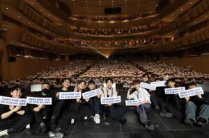 Jeong Dong-hwan Instagram - 작년 여름의 끝자락 즈음, 모든 도시의 투어 대관 확정에 관한 소식을 듣고 이 거대한 프로젝트를 시작하게 되었습니다. 막연한 꿈으로만 생각됐던 전국투어를 맞이하게 된 저는, 공연이 끝나고 한동안 이 벅차오름에 깨어나지 못했어요. 더 이상 미뤄두어선 안되겠다는 생각에, 이제야 글을 올리게 되었네요 :)

 ‘인사’ 콘서트 이후 3년 만에 열린 멜로망스의 ‘축제’ 콘서트에 함께해주신 모든 분들께 깊은 감사를 드립니다. 투어의 모든 것들을 기획하고 관리해 주신 어비스컴퍼니 식구들, 막연한 상상을 무대 속으로 응집시켜 보여주신 연출감독님, 아름다운 빛으로 저희의 음악을 빛내주신 조명감독님, 작디 작은 울림조차 섬세히 잡아주신 음향감독님, 매 회 멋진 의상으로 힘을 얹어주신 스타일리스트팀, 섬세한 손길로 자신감을 북돋아 주신 헤어&메이크업팀, 또한  안전하고 쾌적한 공연을 위해 힘써주신 모든 스태프분들에게 감사, 또 감사드립니다. 

 이번 공연을 위해 한걸음에 달려와 준 저의 소중한 동료 뮤지션들에게도 깊은 감사의 말씀을 드립니다. 2시간 남짓한 콘서트의 편곡을 구상하고 연습하는 과정에 있어, 동료들에게 많은 힘을 얻었습니다. 제 음악에 대한 아집을 잠깐 내려놓고, 귀 기울여 그들의 연주를 듣는 순간들이 가장 기억에 많이 남습니다. 음악을 전공하고 많은 합주를 해왔지만, 작년 가을과 겨울, 그리고 올해 봄까지의 앙상블은 평생 기억에 남을 소중한 추억으로 간직될 것 같아요. 긴 투어 함께해 줘서 정말 고마워요 우리 천하무적 멜망밴드!!!🫡

 그리고 우리의 민석아! 너무너무 멋지고, 자랑스럽고 고마워!! 여러모로 힘들고 지칠 수 있는 시간들 가운데 매 회 아름다운 목소리와 지치지 않는 열정으로 무대를 이끌어줘서 감사해. 너의 노래 위에 피아노를 얹는다는 것은 늘 짜릿하고 새롭다는 걸 또 느끼게 되었어. 너의 뒷모습을 보며 연주한 지난 8년의 시간들이 너무나 신기해. 지금처럼만, 아프지 말고 선한 영향력의 뮤지션으로 멜로망스를 빛내줘. 정말 고맙고 감사해!

 마지막으로 함께해 주신, 모든 로망이분들! 고맙고 감사드려요. 너무 늦게 와서 미안해요. 서울을 시작으로 부산, 광주, 수원, 창원, 울산, 대전, 성남, 고양, 인천, 대구에서 함께한 세 달의 시간 평생 못 잊을 거예요. 건네주신 모든 글들과 선물들 너무나 잘 간직했어요. 못다 한 이야기는 팬카페에서 나누어요 :) 약속드린 대로, 매 회 공연의 셋 리스트 별 이모저모! 세심하게 서술해 드리겠습니다. 음악에 진심인 정교수 모드로 돌아올 테니, 조금만 기다려주세요.🥲
 
 긴 글 읽어주셔서 너무너무 감사해요:) 행복한 밤 보내시고, 머지않아 또 만나요. 그때까지 아프지 말고 행복하세요!😊

At the end of last summer, I started this huge project when I heard about the confirmation of the tour rental in every city. I couldn't wake up from this overwhelming feeling for a while after the performance, as I was greeted by a national tour that had only been thought of as a vague dream.

Thank U so much for being with us. I'm sorry I came too late. Have a happy night and see you soon. Until then, don't get sick and be happy!

#감사 #로망이 #연희옥