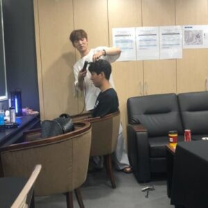 Jeong Dong-hwan Instagram - 오랜 감동, 깊은 여운이 남는 대장님의 공연이 끝났어요! 한달 반 정도 전 부름을 받고 작업실에서 효신이형, 재일감독님, 인성형, 현철피디님과 첫 회의를 나누었을 그때, 많은 걱정과 부담감으로 공연을 준비하게 되었어요. 한없이 부족한 제가 많은 분들의 도움으로 이렇게 멋진 공연의 일원이 되어 연주할 수 있었음에 깊은 감사드립니다!
.
준비기간 내내 항상 챙겨주시고 크나큰 열정으로 저를 이끌어 주신 대장님! 3년전 나무로서 꿈콘을 보러가며 큰 꿈을 꾸었던 저에겐 너무나 소중한 시간들이었습니다. 매 순간 긴장의 연속이었지만, 끝까지 부족한 동생 챙겨주신 최고의 아티스트 효신이형 덕분에 멋진 공연으로 마무리 되었아요! 정말 감사드립니다😊 부족한 실력으로 인해 재일감독님의 큰 그림에 멋진 색을 더하진 못하였지만, 공연이 끝나는 그 순간까지 재일감독님께 무한한 에너지와 큰 가르침을 받았어요. 정말 너무너무 감사드려요! 저를 믿어주시고 멋진 연주로 함께한 인성형, 충주형, 동윤형, 문기형, 동민이에게도 깊은 감사드립니다!
.
내일 또 올공으로 달려가야 할 것 같은 이 묘한 기분은 뭘까요... 아직 부를 곡들이 많은데.. 기회 주시면 언젠가 추사닮 원키 완곡으로 꼭 대장님께 들려드리고 싶어요...^^...;; 수많은 올공의 스텝분들 고생많으셨고, 멜로망스가 이번주에 티비에 나온다는 소문이......우왁.. 감사합니다!!
.
#진격의추사닮 #사랑해요대장 #박효신 #ㅇㅂㅈㅅㅋㅊㅂ