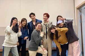 Jeong Dong-hwan Instagram - 작년 여름의 끝자락 즈음, 모든 도시의 투어 대관 확정에 관한 소식을 듣고 이 거대한 프로젝트를 시작하게 되었습니다. 막연한 꿈으로만 생각됐던 전국투어를 맞이하게 된 저는, 공연이 끝나고 한동안 이 벅차오름에 깨어나지 못했어요. 더 이상 미뤄두어선 안되겠다는 생각에, 이제야 글을 올리게 되었네요 :)

 ‘인사’ 콘서트 이후 3년 만에 열린 멜로망스의 ‘축제’ 콘서트에 함께해주신 모든 분들께 깊은 감사를 드립니다. 투어의 모든 것들을 기획하고 관리해 주신 어비스컴퍼니 식구들, 막연한 상상을 무대 속으로 응집시켜 보여주신 연출감독님, 아름다운 빛으로 저희의 음악을 빛내주신 조명감독님, 작디 작은 울림조차 섬세히 잡아주신 음향감독님, 매 회 멋진 의상으로 힘을 얹어주신 스타일리스트팀, 섬세한 손길로 자신감을 북돋아 주신 헤어&메이크업팀, 또한  안전하고 쾌적한 공연을 위해 힘써주신 모든 스태프분들에게 감사, 또 감사드립니다. 

 이번 공연을 위해 한걸음에 달려와 준 저의 소중한 동료 뮤지션들에게도 깊은 감사의 말씀을 드립니다. 2시간 남짓한 콘서트의 편곡을 구상하고 연습하는 과정에 있어, 동료들에게 많은 힘을 얻었습니다. 제 음악에 대한 아집을 잠깐 내려놓고, 귀 기울여 그들의 연주를 듣는 순간들이 가장 기억에 많이 남습니다. 음악을 전공하고 많은 합주를 해왔지만, 작년 가을과 겨울, 그리고 올해 봄까지의 앙상블은 평생 기억에 남을 소중한 추억으로 간직될 것 같아요. 긴 투어 함께해 줘서 정말 고마워요 우리 천하무적 멜망밴드!!!🫡

 그리고 우리의 민석아! 너무너무 멋지고, 자랑스럽고 고마워!! 여러모로 힘들고 지칠 수 있는 시간들 가운데 매 회 아름다운 목소리와 지치지 않는 열정으로 무대를 이끌어줘서 감사해. 너의 노래 위에 피아노를 얹는다는 것은 늘 짜릿하고 새롭다는 걸 또 느끼게 되었어. 너의 뒷모습을 보며 연주한 지난 8년의 시간들이 너무나 신기해. 지금처럼만, 아프지 말고 선한 영향력의 뮤지션으로 멜로망스를 빛내줘. 정말 고맙고 감사해!

 마지막으로 함께해 주신, 모든 로망이분들! 고맙고 감사드려요. 너무 늦게 와서 미안해요. 서울을 시작으로 부산, 광주, 수원, 창원, 울산, 대전, 성남, 고양, 인천, 대구에서 함께한 세 달의 시간 평생 못 잊을 거예요. 건네주신 모든 글들과 선물들 너무나 잘 간직했어요. 못다 한 이야기는 팬카페에서 나누어요 :) 약속드린 대로, 매 회 공연의 셋 리스트 별 이모저모! 세심하게 서술해 드리겠습니다. 음악에 진심인 정교수 모드로 돌아올 테니, 조금만 기다려주세요.🥲
 
 긴 글 읽어주셔서 너무너무 감사해요:) 행복한 밤 보내시고, 머지않아 또 만나요. 그때까지 아프지 말고 행복하세요!😊

At the end of last summer, I started this huge project when I heard about the confirmation of the tour rental in every city. I couldn't wake up from this overwhelming feeling for a while after the performance, as I was greeted by a national tour that had only been thought of as a vague dream.

Thank U so much for being with us. I'm sorry I came too late. Have a happy night and see you soon. Until then, don't get sick and be happy!

#감사 #로망이 #연희옥