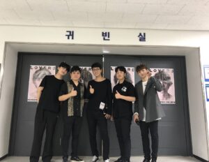 Jeong Dong-hwan Instagram - 오랜 감동, 깊은 여운이 남는 대장님의 공연이 끝났어요! 한달 반 정도 전 부름을 받고 작업실에서 효신이형, 재일감독님, 인성형, 현철피디님과 첫 회의를 나누었을 그때, 많은 걱정과 부담감으로 공연을 준비하게 되었어요. 한없이 부족한 제가 많은 분들의 도움으로 이렇게 멋진 공연의 일원이 되어 연주할 수 있었음에 깊은 감사드립니다!
.
준비기간 내내 항상 챙겨주시고 크나큰 열정으로 저를 이끌어 주신 대장님! 3년전 나무로서 꿈콘을 보러가며 큰 꿈을 꾸었던 저에겐 너무나 소중한 시간들이었습니다. 매 순간 긴장의 연속이었지만, 끝까지 부족한 동생 챙겨주신 최고의 아티스트 효신이형 덕분에 멋진 공연으로 마무리 되었아요! 정말 감사드립니다😊 부족한 실력으로 인해 재일감독님의 큰 그림에 멋진 색을 더하진 못하였지만, 공연이 끝나는 그 순간까지 재일감독님께 무한한 에너지와 큰 가르침을 받았어요. 정말 너무너무 감사드려요! 저를 믿어주시고 멋진 연주로 함께한 인성형, 충주형, 동윤형, 문기형, 동민이에게도 깊은 감사드립니다!
.
내일 또 올공으로 달려가야 할 것 같은 이 묘한 기분은 뭘까요... 아직 부를 곡들이 많은데.. 기회 주시면 언젠가 추사닮 원키 완곡으로 꼭 대장님께 들려드리고 싶어요...^^...;; 수많은 올공의 스텝분들 고생많으셨고, 멜로망스가 이번주에 티비에 나온다는 소문이......우왁.. 감사합니다!!
.
#진격의추사닮 #사랑해요대장 #박효신 #ㅇㅂㅈㅅㅋㅊㅂ