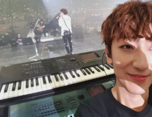 Jeong Dong-hwan Instagram - 오랜 감동, 깊은 여운이 남는 대장님의 공연이 끝났어요! 한달 반 정도 전 부름을 받고 작업실에서 효신이형, 재일감독님, 인성형, 현철피디님과 첫 회의를 나누었을 그때, 많은 걱정과 부담감으로 공연을 준비하게 되었어요. 한없이 부족한 제가 많은 분들의 도움으로 이렇게 멋진 공연의 일원이 되어 연주할 수 있었음에 깊은 감사드립니다!
.
준비기간 내내 항상 챙겨주시고 크나큰 열정으로 저를 이끌어 주신 대장님! 3년전 나무로서 꿈콘을 보러가며 큰 꿈을 꾸었던 저에겐 너무나 소중한 시간들이었습니다. 매 순간 긴장의 연속이었지만, 끝까지 부족한 동생 챙겨주신 최고의 아티스트 효신이형 덕분에 멋진 공연으로 마무리 되었아요! 정말 감사드립니다😊 부족한 실력으로 인해 재일감독님의 큰 그림에 멋진 색을 더하진 못하였지만, 공연이 끝나는 그 순간까지 재일감독님께 무한한 에너지와 큰 가르침을 받았어요. 정말 너무너무 감사드려요! 저를 믿어주시고 멋진 연주로 함께한 인성형, 충주형, 동윤형, 문기형, 동민이에게도 깊은 감사드립니다!
.
내일 또 올공으로 달려가야 할 것 같은 이 묘한 기분은 뭘까요... 아직 부를 곡들이 많은데.. 기회 주시면 언젠가 추사닮 원키 완곡으로 꼭 대장님께 들려드리고 싶어요...^^...;; 수많은 올공의 스텝분들 고생많으셨고, 멜로망스가 이번주에 티비에 나온다는 소문이......우왁.. 감사합니다!!
.
#진격의추사닮 #사랑해요대장 #박효신 #ㅇㅂㅈㅅㅋㅊㅂ