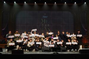 Jeong Dong-hwan Instagram - 작년 여름의 끝자락 즈음, 모든 도시의 투어 대관 확정에 관한 소식을 듣고 이 거대한 프로젝트를 시작하게 되었습니다. 막연한 꿈으로만 생각됐던 전국투어를 맞이하게 된 저는, 공연이 끝나고 한동안 이 벅차오름에 깨어나지 못했어요. 더 이상 미뤄두어선 안되겠다는 생각에, 이제야 글을 올리게 되었네요 :)

 ‘인사’ 콘서트 이후 3년 만에 열린 멜로망스의 ‘축제’ 콘서트에 함께해주신 모든 분들께 깊은 감사를 드립니다. 투어의 모든 것들을 기획하고 관리해 주신 어비스컴퍼니 식구들, 막연한 상상을 무대 속으로 응집시켜 보여주신 연출감독님, 아름다운 빛으로 저희의 음악을 빛내주신 조명감독님, 작디 작은 울림조차 섬세히 잡아주신 음향감독님, 매 회 멋진 의상으로 힘을 얹어주신 스타일리스트팀, 섬세한 손길로 자신감을 북돋아 주신 헤어&메이크업팀, 또한  안전하고 쾌적한 공연을 위해 힘써주신 모든 스태프분들에게 감사, 또 감사드립니다. 

 이번 공연을 위해 한걸음에 달려와 준 저의 소중한 동료 뮤지션들에게도 깊은 감사의 말씀을 드립니다. 2시간 남짓한 콘서트의 편곡을 구상하고 연습하는 과정에 있어, 동료들에게 많은 힘을 얻었습니다. 제 음악에 대한 아집을 잠깐 내려놓고, 귀 기울여 그들의 연주를 듣는 순간들이 가장 기억에 많이 남습니다. 음악을 전공하고 많은 합주를 해왔지만, 작년 가을과 겨울, 그리고 올해 봄까지의 앙상블은 평생 기억에 남을 소중한 추억으로 간직될 것 같아요. 긴 투어 함께해 줘서 정말 고마워요 우리 천하무적 멜망밴드!!!🫡

 그리고 우리의 민석아! 너무너무 멋지고, 자랑스럽고 고마워!! 여러모로 힘들고 지칠 수 있는 시간들 가운데 매 회 아름다운 목소리와 지치지 않는 열정으로 무대를 이끌어줘서 감사해. 너의 노래 위에 피아노를 얹는다는 것은 늘 짜릿하고 새롭다는 걸 또 느끼게 되었어. 너의 뒷모습을 보며 연주한 지난 8년의 시간들이 너무나 신기해. 지금처럼만, 아프지 말고 선한 영향력의 뮤지션으로 멜로망스를 빛내줘. 정말 고맙고 감사해!

 마지막으로 함께해 주신, 모든 로망이분들! 고맙고 감사드려요. 너무 늦게 와서 미안해요. 서울을 시작으로 부산, 광주, 수원, 창원, 울산, 대전, 성남, 고양, 인천, 대구에서 함께한 세 달의 시간 평생 못 잊을 거예요. 건네주신 모든 글들과 선물들 너무나 잘 간직했어요. 못다 한 이야기는 팬카페에서 나누어요 :) 약속드린 대로, 매 회 공연의 셋 리스트 별 이모저모! 세심하게 서술해 드리겠습니다. 음악에 진심인 정교수 모드로 돌아올 테니, 조금만 기다려주세요.🥲
 
 긴 글 읽어주셔서 너무너무 감사해요:) 행복한 밤 보내시고, 머지않아 또 만나요. 그때까지 아프지 말고 행복하세요!😊

At the end of last summer, I started this huge project when I heard about the confirmation of the tour rental in every city. I couldn't wake up from this overwhelming feeling for a while after the performance, as I was greeted by a national tour that had only been thought of as a vague dream.

Thank U so much for being with us. I'm sorry I came too late. Have a happy night and see you soon. Until then, don't get sick and be happy!

#감사 #로망이 #연희옥