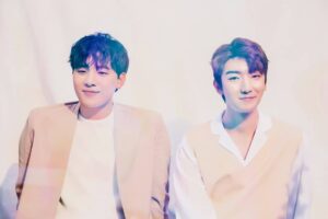 Jeong Dong-hwan Instagram - 멜로망스의 새로운 음악이 나왔어요~! 오랫동안 기다려 주시고 사랑해 주신 덕분에 나온 소중한 곡이에요😊 감사드립니다! 고마운 분들이 너~무 많네요! .

천상의 스네어 망트의 수장 진헌형, 메이킹 필름에서 제일 잘 나온 승호형, 폭풍의 3초 기타솔로 태욱이형, 녹음하면서 득음한 멀세 기훈이, 세컨 및 비올라 디비젼의 신 민주누나, 언제나 따뜻한 소리로 연주해주시는 은진단장님과 위드스트링 누님들, 긴시간 함께 고생해주신 기홍기사님, 누구보다 제 귀를 믿어주시는 창선이형, 급한 일정에도 언제나 함께해주시는 남우기사님, 철없는 동생 아들처럼 품어주는 동현형, 섬세한 마무리의 대가 자경누나, '인사' 제목을 준 트수 광민형, 언제나 깜짝놀랄만한 연출의 대가 경환형, 예쁜 사진 찍어주신 표기식 작가님, 힙스터의 선구자 효선누나, 하얀 얼굴 만들어주시는 주연누나와 라빈뉴 누님들, 마지막 믹스때 무릎을 탁 치게 만들어준 충성 소진쌤과 영찬형, 오랜만에 전화해 따뜻한 안부전해주는 우리 멜망크루 유성형 동현형 지웅이, 부족한 데모 모니터 해주느라 고생한 수많은 분들, 이 모든것들을 총괄해주신 이종현피디님과 김상규대표님 감사드립니다😊 .

무엇보다도 저희 음악을 가장 기다려주시고 생각해주신 로망이 분들! 정말정말 고맙고 감사드립니다. 여러분들이 계셨기에 이번 음악도 따뜻하게 만들 수 있었어요. 정말 감사드려요! 제발 진짜 꼭 꼭! 오늘 공연끝나고 까페에 못다한 이야기 올릴게요! .

아울러, 우리의 민석아! 고맙고 정말 고생많았어. 네가 있기에 멜로망스가 있고, 따뜻한 목소리로 지금처럼 계속 노래해줘~!! 남은 촬영 멋지게 잘 마무리하고, 내일 모레 보아!! 우리 로망이들은 배우로서의 민석이도 많은 응원 부탁드려요~! 다시한번 감사드리고, 곧 무대에서 '인사' 드릴게요! 행복한 밤 보내셔요😊

Thank you so much for waiting Melomance's music. This music came out because of you. Again, thank you from the bottom of my heart !

#감사 #인사