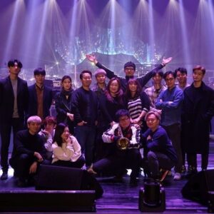 Jeong Dong-hwan Instagram - .
작년 여름의 끝자락 즈음, 모르는 번호로 메세지가 와 있었습니다. 멜로망스의 공연을 몇 시간 앞둔 저를 크나큰 생각에 잠기게 해 준 메세지였습니다. 2019년 겨울에 열릴 콘서트에서 피아노 연주로 함께 해 줄 수 있는지 직접 메세지를 보내주시고, 잠깐의 통화를 하게 되었습니다. 꿈을 꾸는 듯한 잠깐의 통화를 마친 후 벅찬 기쁨과 감동이 앞선 작년이 지나가고, 올해 1월이 되었어요. 아직 확정 되지 않은 셋 리스트였지만 감사한 마음으로 재생목록에 담으며, 조금씩 연습을 시작했던 지난 겨울이었습니다. 저의 부족한 실력으로 인해 그간 일궈오신 완벽한 콘서트에 누가 되면 안된다는 마음으로, 팬의 마음이 아닌 정직한 연주자의 마음으로 다시금 형님의 음악들을 듣게 되었습니다.
.
 한없이 부족한 제 피아노 위 한음 한음 정성스레 수 놓아주신 음악들을 올리는 귀한 자리가 끝났습니다. 이번 공연을 준비하면서 수도 없이 들어왔던 곡들이었지만, 매회 다른 감정으로 다가온 형님의 음악이었습니다. 중간중간 떨림으로 인한 잔 실수들, 온전치 못한 호흡으로 인해 좌절하는 순간들의 연속이었지만, 수 년간 연주해오신 은찬이형과 형님들, 누님들, 동민이의 격려를 들으며 무사히 공연을 마치게 되었습니다. 4집 'river' 의 감동을 그대로 이어주신 김정원 선생님의 연주를 매회 눈 앞에서 보고 듣는 감사함과 다정한 말씀 건네주시며 용기를 북돋아 주신 그 말씀 잊지 않겠습니다.
.
 음악을 공부하며 수 없이 보고 들은 2004 '초대 live' 2008 'Monologue live' , 2012년 '감사' 콘서트를 시작으로 '동행' 'The concert' '답장' 공연을 관람하며 배우고 느낀 아름다운 음악들은 2019년 '오래된 노래' 콘서트에서 꽃 피우게 되었습니다. 매번 큰 스피커로 들어왔던  공연이었는데, 형님의 목소리를 작은 이어폰으로 가장 가까이에서 들으며 제 피아노를 얹었을 때 그 느낌, 그 공간, 그 소리를 기억하고 싶었습니다.
.
 두 번 다시 돌아오지 않을 2019년 11월의 잔향은 평생 간직 될 것 같습니다. 진심으로 감사드리고, 또 감사드립니다. 사람의 마음을 움직이는 따뜻한 음악가가 되어 동률이형 앞에, 그리고 여러분들 앞에 다가갈 수 있는 뮤지션이 되도록 정진하겠습니다. 감사합니다!
.
#감사 #동반자 #기적