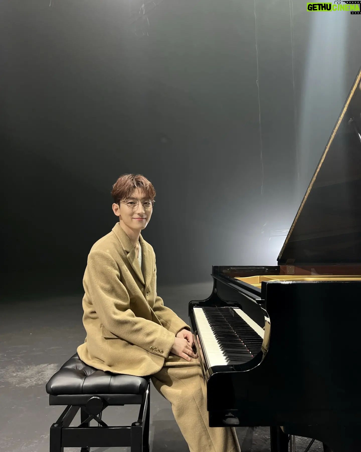 Jeong Dong-hwan - 22.3K Likes - 안녕하세요!! 너무너무 추운데 건강 유의하셔야 해요!!! 아악!!!ㅠㅠ
1년 반 전쯤, 감사하게도 웬디의 영스트리트에 멜로망스가 나오게 되었답니다!! 이후로 고정게스트도 쭈욱 하고 있고 아니 글쎄 노래까지 발매가 되었답니다!!!! 인연이 참으로 신기한 게, '아 정말 우리 민석이랑 승완쓰랑 같이 듀엣곡을 하면 느무느무 잘 어울릴 것 같다'고 늘 생각해왔거든요😭 함께 만들어 주신 모든 SM선생님들, 어비스식구들, 우리 민지슨배님 민주슨배님 어마무시한 최강 뷰티풀 듀엣 디즈니 실사판 웬디민석 너무너무 아름답습니다!!!!
참 그리고 생일 축하해주신 모든 분들! 정말 너무너무 고맙고 감사해요.. 너무 정신이 없어서 감사인사를 제대로 못드렸네요.. 보내주신 모든 선물과 편지들 소중하게 간직할게요! 부족한 저 챙겨주셔서 너무너무 고맙습니다☺️
감사한 로망이 여러분들 울산에서 안부🫡 여쭙겠습니다!!! 추운데 감기 조심하셔요~~~!!!
A song with my precious friend Wendy came out! Let's listen to Disney's live version of Prince and Princess. Always take care of your health, and thank you for all the birthday wishes. Have a happy day :)
#영스패밀리 #12/8박 #단3도전조
