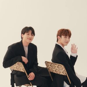 Jeong Dong-hwan Instagram - .
1년 만의 무대, 그리웠던 페스티벌의 공기, 보고 싶었던 많은 사람들, 오랜만에 들려드린 반가운 곡들과 새로운 편곡, 그리고 정말 너~무 보고 싶던 로망이 여러분과 함께해주신 모든 분들~! 감사합니다. 고마워요🙂 무대에 올라가기 몇 분 전까지도 떨렸던 손이 민석이의 '소리 질러'를 듣고 바로 풀렸으며, 많은 분들의 환호소리에 큰 기쁨과 용기를 얻어 무사히 마치게 되었어요~!
.
2015년 어느 날 지금의 저희를 있게 해준 곳들 중 '에반스라운지'에서 스무 분이 채 안 되는 로망이 여러분들을 모시고 GMF 헤드라이너로 꼭 무대에 서겠다고 말씀드린 적이 있어요. 4년간 함께해주신 수많은 분들, 저희에게 이런 날이 오네요.. 정말 감사하고 또 감사합니다..
.
이제 콘서트를 앞두고 있어요! 우리 못했던 이야기들 그곳에서 나눠요🙂 함께해준 유성형, 주영이, 기훈이, 지웅이, 솔이, 동민이, 올림픽공원 최후의 영웅이자 마지막 주인공 MPMG 식구들, 기다려주신 반가운 로망이들, 그리고 정~말 맛있는 킹크랩 사준 진한 동반자 민석아! 고맙습니다! 설레는 마음으로 공연장에서 만나요😄

#감사 #인사 #킹크랩은가락시장