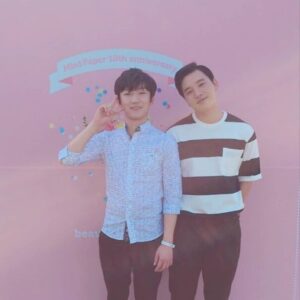 Jeong Dong-hwan Instagram - .
1년 만의 무대, 그리웠던 페스티벌의 공기, 보고 싶었던 많은 사람들, 오랜만에 들려드린 반가운 곡들과 새로운 편곡, 그리고 정말 너~무 보고 싶던 로망이 여러분과 함께해주신 모든 분들~! 감사합니다. 고마워요🙂 무대에 올라가기 몇 분 전까지도 떨렸던 손이 민석이의 '소리 질러'를 듣고 바로 풀렸으며, 많은 분들의 환호소리에 큰 기쁨과 용기를 얻어 무사히 마치게 되었어요~!
.
2015년 어느 날 지금의 저희를 있게 해준 곳들 중 '에반스라운지'에서 스무 분이 채 안 되는 로망이 여러분들을 모시고 GMF 헤드라이너로 꼭 무대에 서겠다고 말씀드린 적이 있어요. 4년간 함께해주신 수많은 분들, 저희에게 이런 날이 오네요.. 정말 감사하고 또 감사합니다..
.
이제 콘서트를 앞두고 있어요! 우리 못했던 이야기들 그곳에서 나눠요🙂 함께해준 유성형, 주영이, 기훈이, 지웅이, 솔이, 동민이, 올림픽공원 최후의 영웅이자 마지막 주인공 MPMG 식구들, 기다려주신 반가운 로망이들, 그리고 정~말 맛있는 킹크랩 사준 진한 동반자 민석아! 고맙습니다! 설레는 마음으로 공연장에서 만나요😄

#감사 #인사 #킹크랩은가락시장