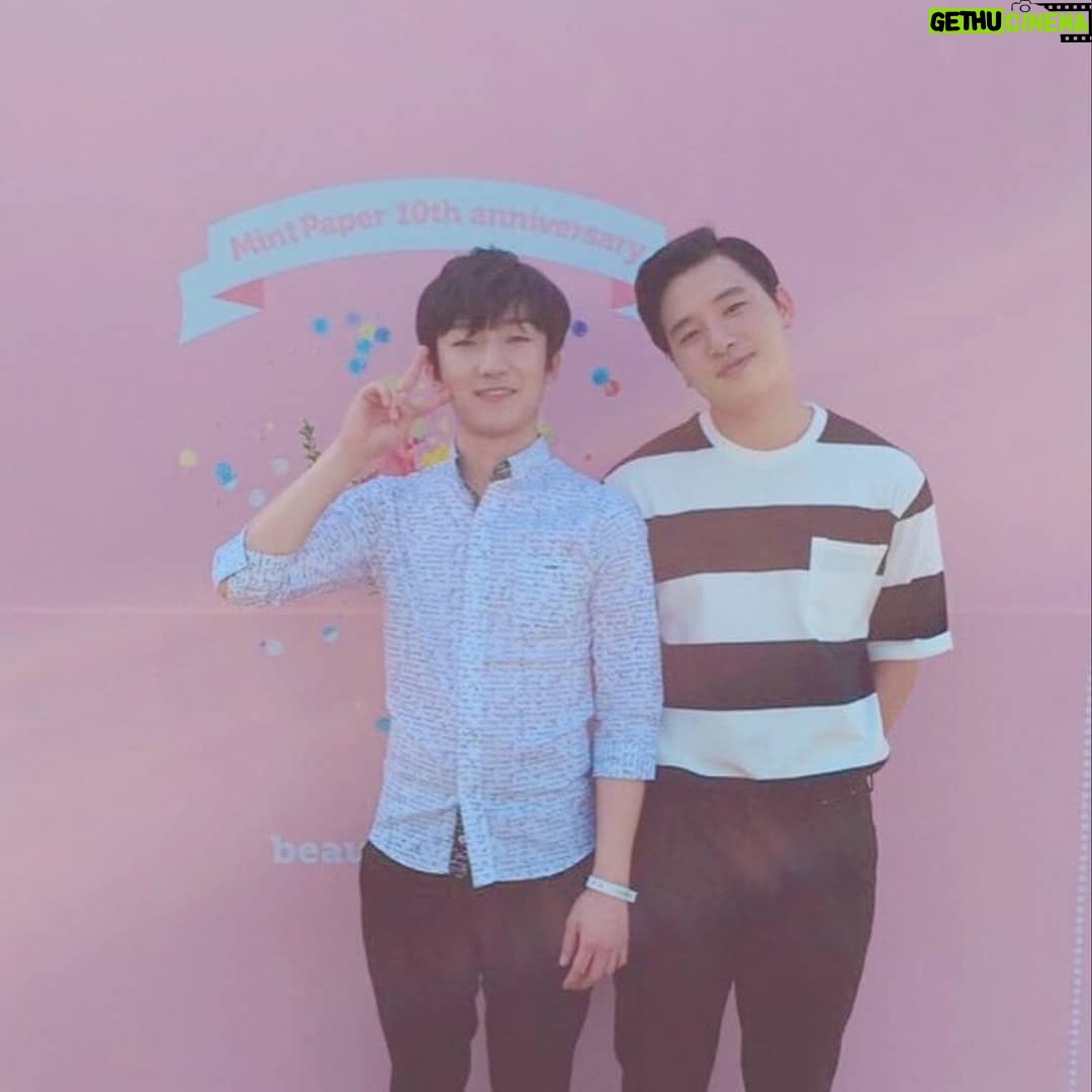 Jeong Dong-hwan - 8.5K Likes - .
1년 만의 무대, 그리웠던 페스티벌의 공기, 보고 싶었던 많은 사람들, 오랜만에 들려드린 반가운 곡들과 새로운 편곡, 그리고 정말 너~무 보고 싶던 로망이 여러분과 함께해주신 모든 분들~! 감사합니다. 고마워요🙂 무대에 올라가기 몇 분 전까지도 떨렸던 손이 민석이의 '소리 질러'를 듣고 바로 풀렸으며, 많은 분들의 환호소리에 큰 기쁨과 용기를 얻어 무사히 마치게 되었어요~!
.
2015년 어느 날 지금의 저희를 있게 해준 곳들 중 '에반스라운지'에서 스무 분이 채 안 되는 로망이 여러분들을 모시고 GMF 헤드라이너로 꼭 무대에 서겠다고 말씀드린 적이 있어요. 4년간 함께해주신 수많은 분들, 저희에게 이런 날이 오네요.. 정말 감사하고 또 감사합니다..
.
이제 콘서트를 앞두고 있어요! 우리 못했던 이야기들 그곳에서 나눠요🙂 함께해준 유성형, 주영이, 기훈이, 지웅이, 솔이, 동민이, 올림픽공원 최후의 영웅이자 마지막 주인공 MPMG 식구들, 기다려주신 반가운 로망이들, 그리고 정~말 맛있는 킹크랩 사준 진한 동반자 민석아! 고맙습니다! 설레는 마음으로 공연장에서 만나요😄
#감사 #인사 #킹크랩은가락시장