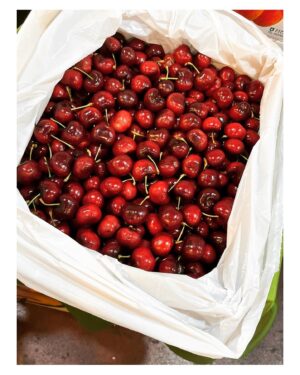 Jeong Hye-young Instagram - 🍒
시장에서 새벽을 먼저 여는 사람들과 마주하니
삶을 더 정성스럽게 살아야겠음을 다짐해봅니다

@52market_official 대표인
제 친구가 알려 준 과일가게👍🏻

예쁘고 맛좋은 과일을 사기 위해 
친구랑 함께
새벽에 가락시장에 왔지요