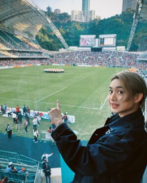 Jeremy Lau Instagram - 年初四
開工大吉~✌🏻

黎到夢寐以求嘅大球場
雖然今日無lala假音失聲
但盡我所能唱了
下次再同大家玩過💪🏻

其實下次想踢波🙈🙈