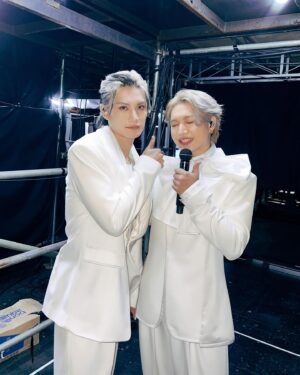 Jeremy Lau Instagram - 同駿仔上台前~
今日第一次比大家唱Dear children嘅chorus
聽日大家都識唱嗎？😬😬🙊🙊🙊😂😂