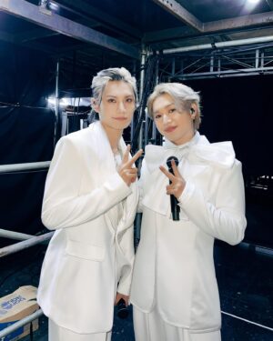 Jeremy Lau Instagram - 同駿仔上台前~
今日第一次比大家唱Dear children嘅chorus
聽日大家都識唱嗎？😬😬🙊🙊🙊😂😂