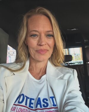 Jeri Ryan Instagram - Ok, @creationent #STLV…
Let’s do this! 🌌🖖🏼