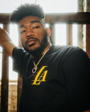 Jerrold Smith II Instagram - From the westside, with love📍Me for @lakers x @lakersstore x @weareround21 🫶🏾 Dropping these here hoping to manifest a game 3 win at home tonight 🥲 and extremely grateful for an opportunity to put on for the home team. Available exclusively in the house that Kobe built!

#lakers #lakersnation #streetwear #streetwearfashion #kobe #lebron