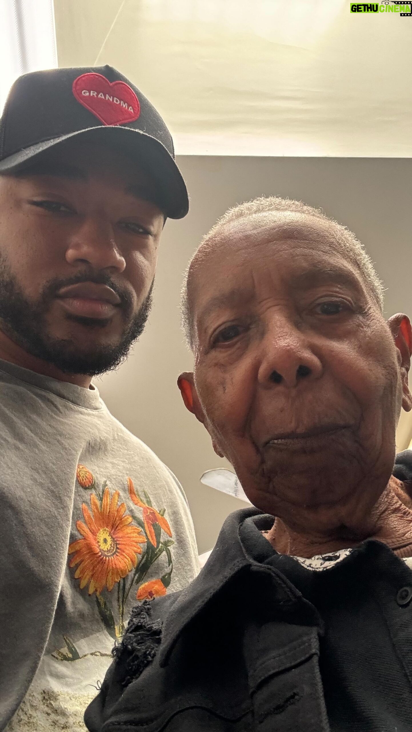 Jerrold Smith II - 109K Likes - I swear I can’t have anything to myself around here lmao 😂 yall grandma’s this nosy too or just mine?
#grandma #grandmaandgrandson #family #familytime #dailyvlog