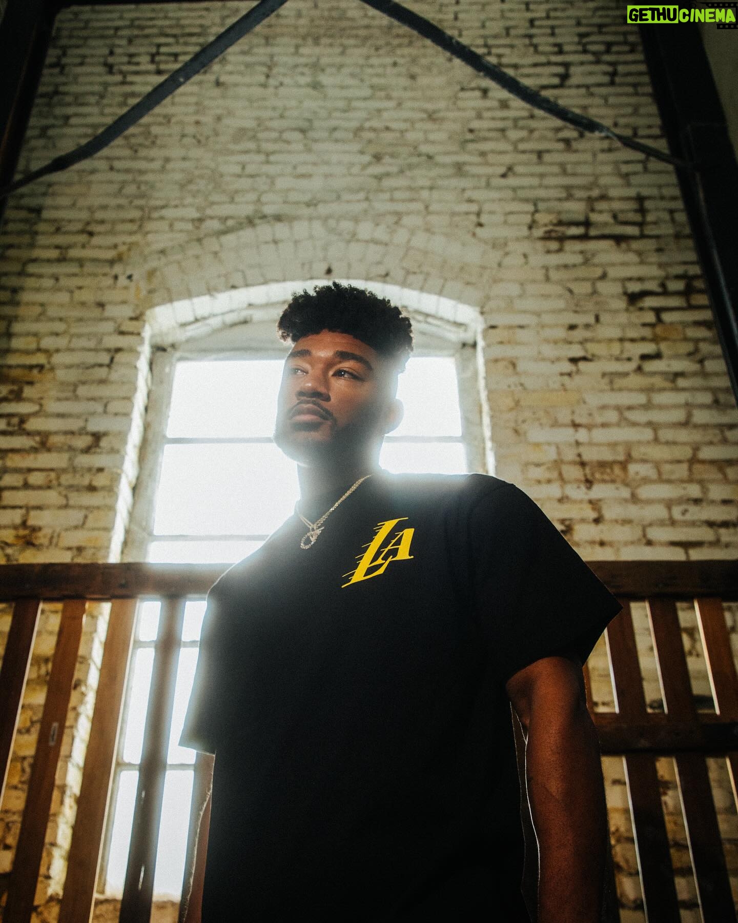 Jerrold Smith II - 3 Likes - From the westside, with lovešMe for @lakers x @lakersstore x @weareround21 š«¶š¾ Dropping these here hoping to manifest a game 3 win at home tonight š„² and extremely grateful for an opportunity to put on for the home team. Available exclusively in the house that Kobe built!
#lakers #lakersnation #streetwear #streetwearfashion #kobe #lebron