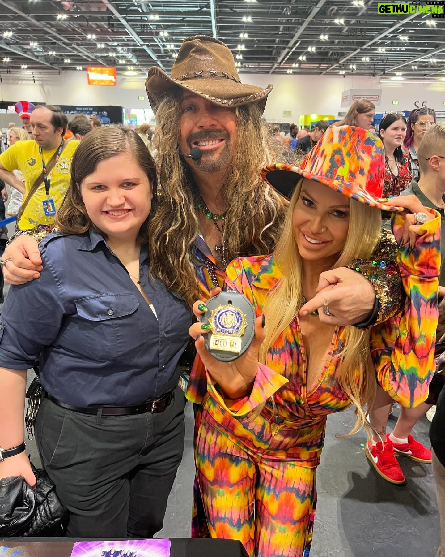 Jess Harnell - 485 Likes - Day 2 of London Comic-Con!! We had a blast with our friends and family that came to join us 👏👏Thank you & we hope to see you all again soon!! 🙏