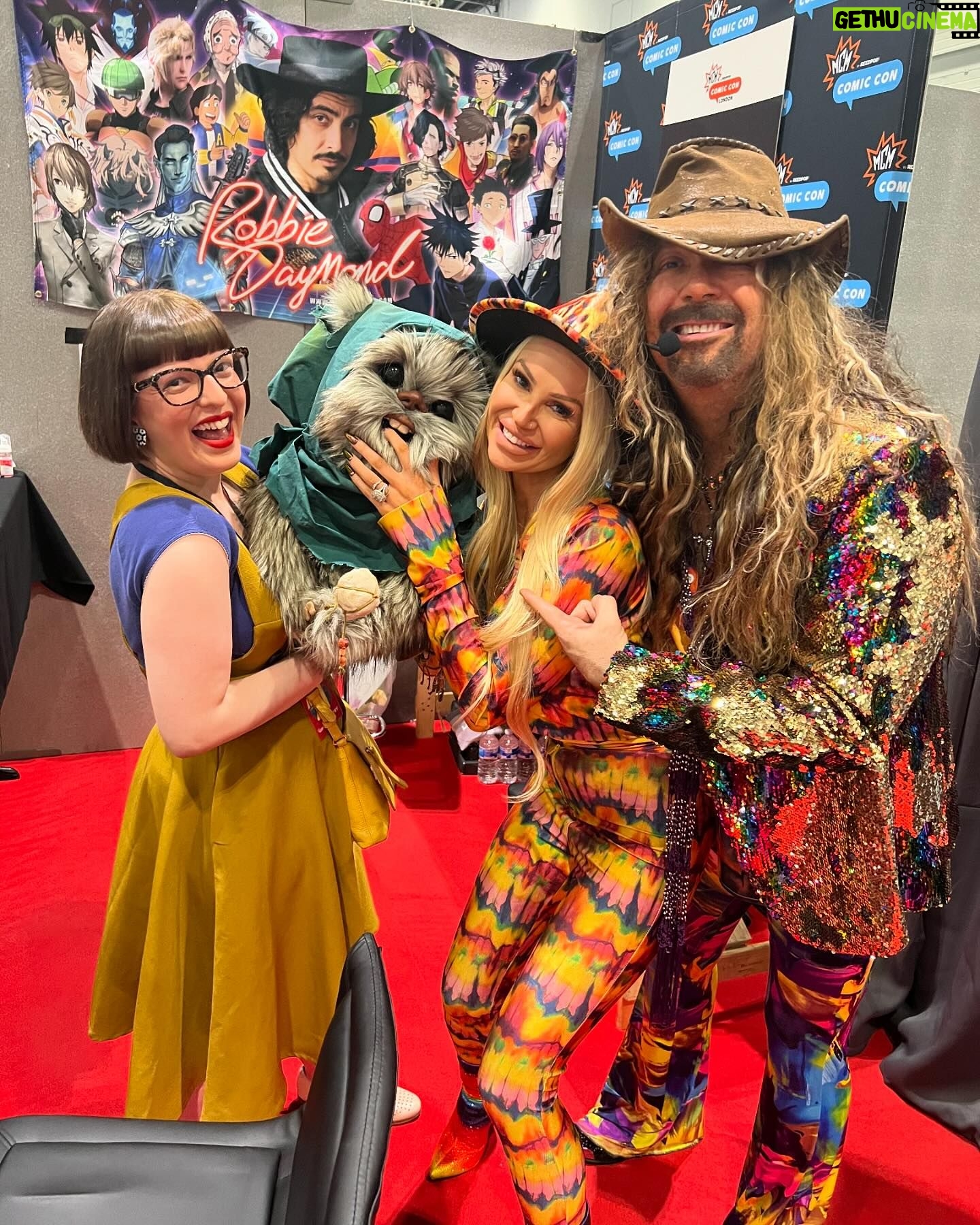 Jess Harnell - 485 Likes - Day 2 of London Comic-Con!! We had a blast with our friends and family that came to join us 👏👏Thank you & we hope to see you all again soon!! 🙏
