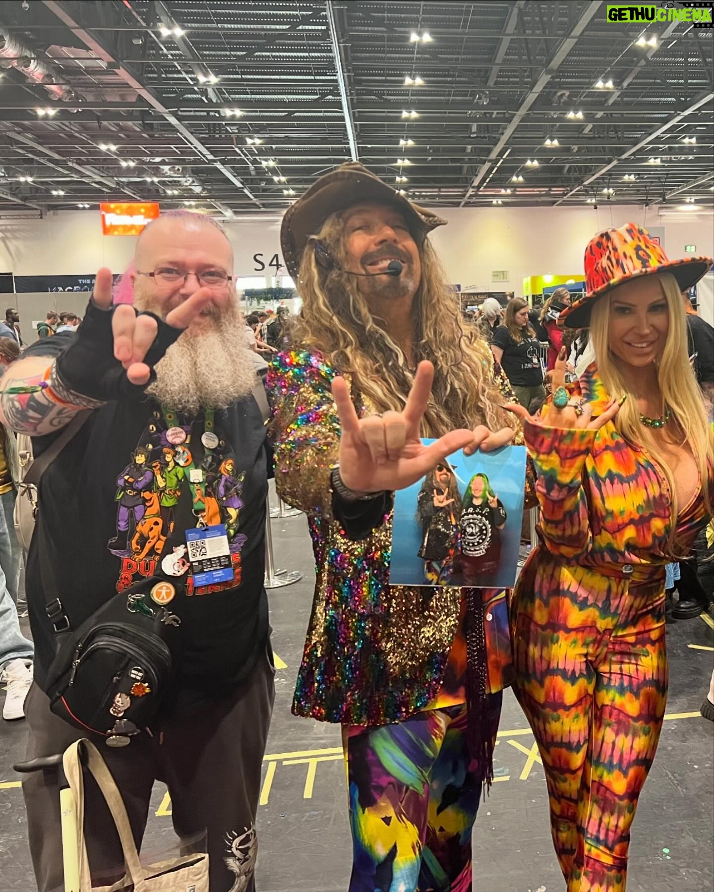 Jess Harnell - 485 Likes - Day 2 of London Comic-Con!! We had a blast with our friends and family that came to join us 👏👏Thank you & we hope to see you all again soon!! 🙏