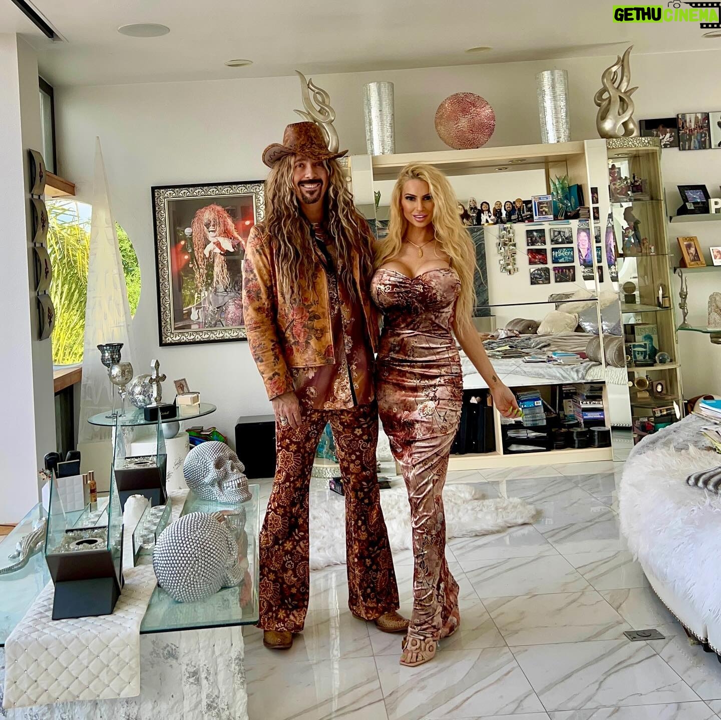 Jess Harnell - 463 Likes - Daytime dates 🤎💛✨⭐️