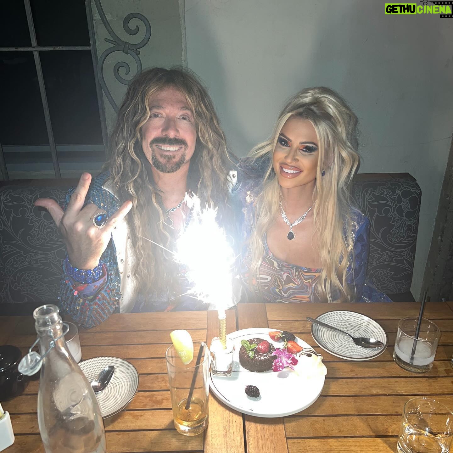 Jess Harnell - 507 Likes - Friday vibes: feeling free and ready to embrace the weekend⭐️