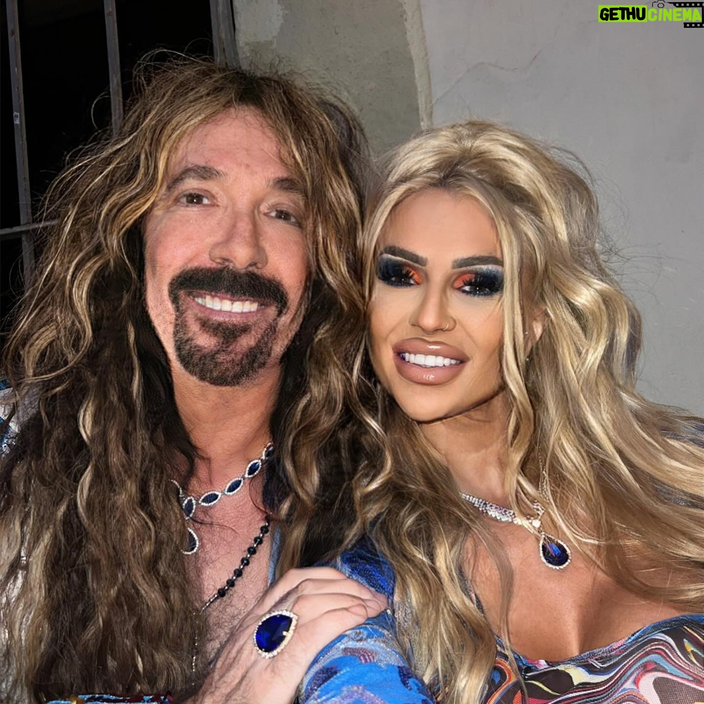 Jess Harnell - 507 Likes - Friday vibes: feeling free and ready to embrace the weekend⭐️