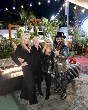Jess Harnell Instagram - Being happy never goes out of style ✨😁🍯